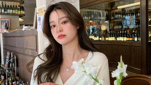 Bị hỏi: "Bạn có dám tẩy trang cho chúng tôi xem mặt mộc ngay tại đây không", hành động lạ giúp cô gái được gọi đi làm ngay