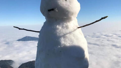 Cảnh băng tuyết hiếm gặp ở vùng núi phía Bắc