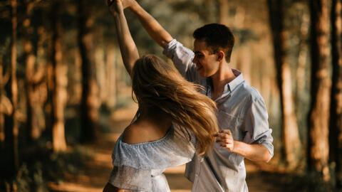 Vì sao nhiều người phải công khai chuyện tình yêu, hôn nhân trên mạng xã hội?