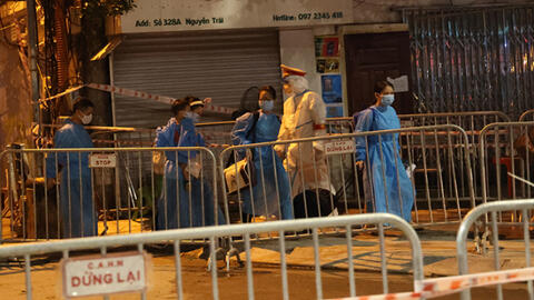 Nhiều người già và trẻ nhỏ di dời ra khỏi điểm dịch Thanh Xuân Trung trong đêm