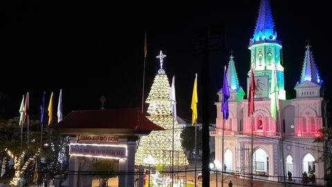 Cây thông Noel được kết từ 1000 nón lá tại Nghệ An