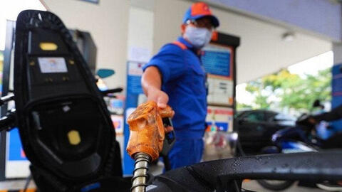 Giá xăng tăng lần thứ 5 liên tiếp