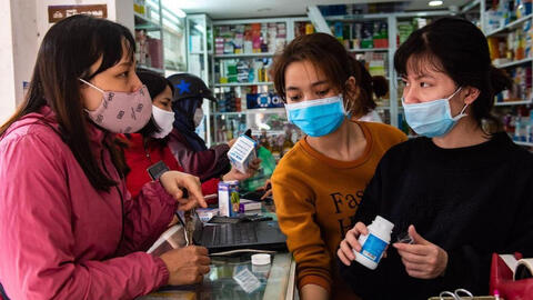 Tại sao khi mua thuốc ho, sốt phải khai báo y tế?