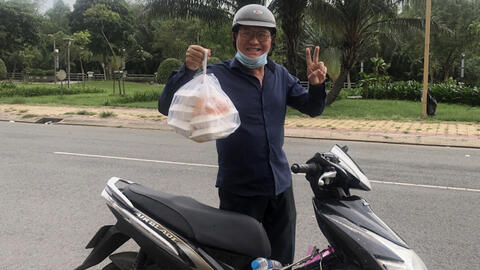 Ở tuổi U70, nghệ sĩ Duy Phương phải bán bánh bèo kiếm sống