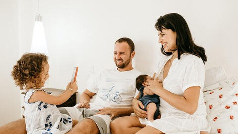 Phải làm gì khi con bạn chỉ gần gũi với bố hoặc mẹ?