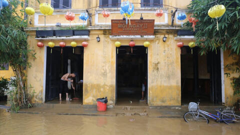 Lũ rút, người dân Hội An tất bật dọn dẹp bùn non, rác thải