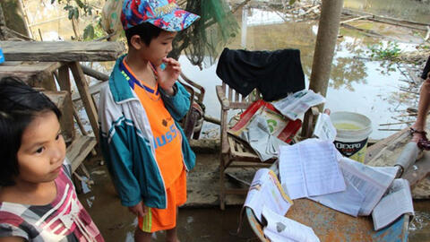 Bộ trưởng Bộ GD-ĐT: "Học sinh miền Trung cần sách vở để đến trường"