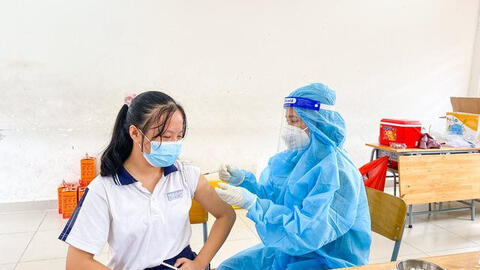 Bộ Y tế hướng dẫn theo dõi sức khỏe sau tiêm vaccine COVID-19 cho trẻ em từ 12-17 tuổi