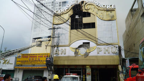 Cháy quán karaoke ở Bình Dương: Không đi được bên trong phải đập tường để tiếp cận, cứu nạn nhân từ mái nhà