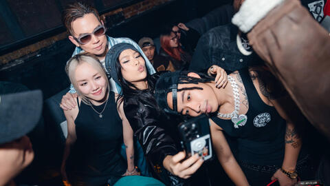 Phương Ly - Andree "tình rất tình", quấn lấy nhau không rời tại đêm nhạc của người yêu tlinh