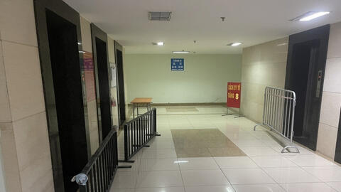 Dân chung cư Hà Nội bức xúc khi bị ‘kẹt cứng’ bởi các quyết định cách ly