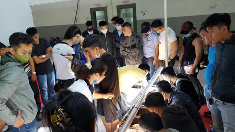 Dân chơi cá cảnh vây kín gian hàng cá bảy màu của chàng kỹ sư 9x