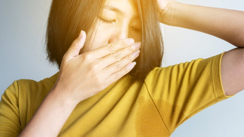 Mẹo khử mùi hôi nách trên áo đơn giản, hiệu quả