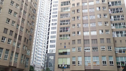 Một cháu bé 5 tuổi ở Hà Nội rơi từ tầng 11 chung cư xuống đất tử vong