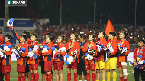 Chùm ảnh: HLV Mai Đức Chung và học trò rạng rỡ ăn mừng HCV SEA Games thứ 2 liên tiếp