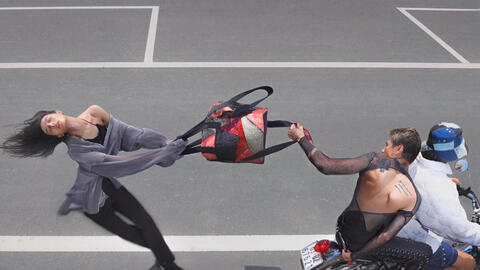 Bộ ảnh thời trang dàn cảnh cướp giật ở TP.HCM gây tranh cãi