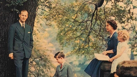 Bộ sưu tập thiệp Giáng sinh được rao bán, hé lộ những bức ảnh chưa từng thấy về cuộc sống riêng tư của cố Nữ vương Elizabeth với gia đình