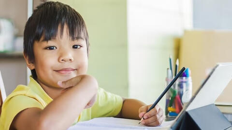 Học sinh tiểu học kể chuyện không muốn có thêm em, người mẹ đọc xong đỏ bừng mặt: "Tôi quá xấu hổ, chắc không dám đến trường"