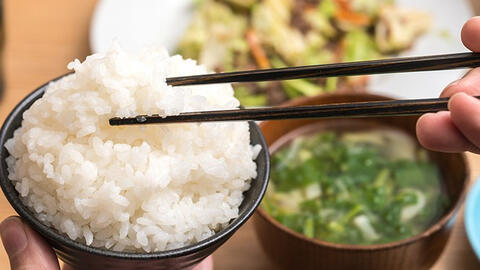 Chuyên gia chỉ ra những sai lầm thường mắc phải khi ăn cơm