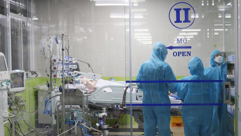 Phi công người Anh mắc Covid-19 đã mỉm cười sau gần 2 tháng nguy kịch