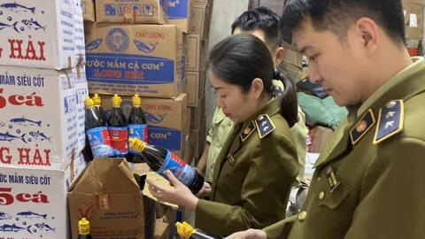 Hơn 3.000 chai nước mắm cá cơm vàng giả bị tiêu hủy