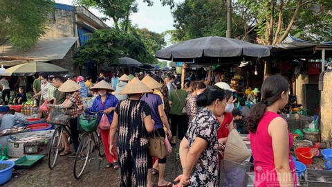 Người dân chen nhau mua thực phẩm tại chợ đầu mối