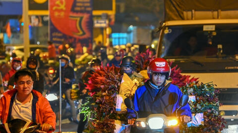 Chợ hoa Quảng Bá quá đông khách gây tắc đường hàng km từ sáng sớm ngày 28 Tết