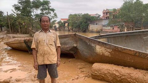 Người đàn ông dùng chiếc đò mưu sinh cứu 100 người trong lũ