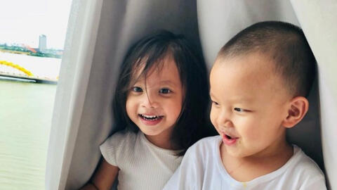 Lisa và Leon nhà Hồ Ngọc Hà có một món đồ chơi giáo dục rất hay, giá cả lại "cực mềm", bố mẹ nào cũng có thể mua cho con