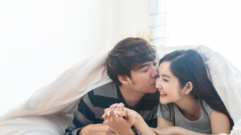 Vì sao phụ nữ dậy thì, có kinh nguyệt, thai nghén, rồi mãn kinh?