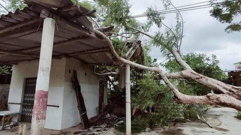 Bão số 5 đổ bộ các tỉnh miền Trung khiến 1 người tử vong, nhiều nhà dân tốc mái