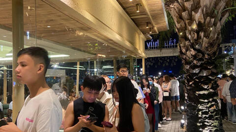 Ly nước đêm Giao thừa: Xếp hàng mỏi chân đến lượt order xong phải tiếp tục chờ đợi ra món