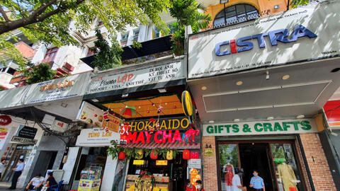 Mặt bằng phố đi bộ Nguyễn Huệ nhộn nhịp trở lại, cà phê, trà sữa, chè bưởi cũng chen chân thuê