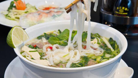 Tranh cãi về việc vắt chanh vào phở đang nóng hổi: ý kiến của chuyên gia Việt?