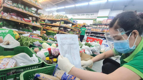 Giá tôm, cá, mực đồng loạt giảm mạnh