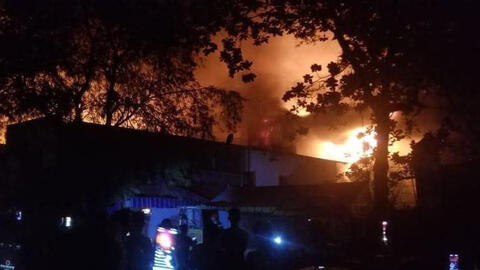 Xưởng vải ở Hóc Môn cháy lan sang nhà dân