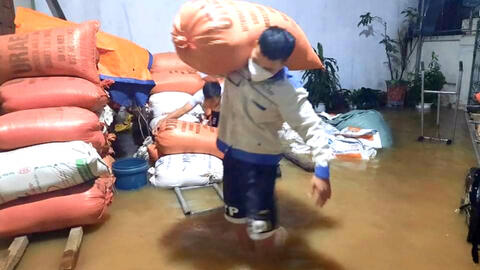 Sau bão Noru, người dân miền Trung lại cuống cuồng chạy lũ