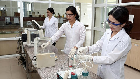 Thực trạng và một số giải pháp thúc đẩy sự phát triển cán bộ khoa học nữ ở Việt Nam hiện nay