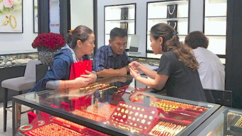 Cuối tuần giá vàng trong nước giảm mạnh