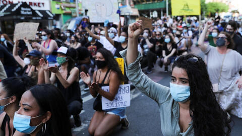 Hàng nghìn người biểu tình tập trung trước khách sạn Trump