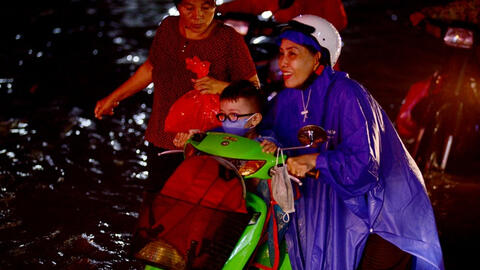 Mưa lớn kéo dài ở TPHCM khiến xe cộ kẹt cứng, nước tràn vào nhà dân