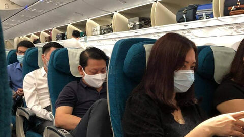 Một hành khách châm lửa đốt khăn ăn khi máy bay chuẩn bị khởi hành