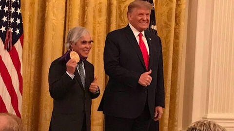 Nhiếp ảnh gia gốc Việt được Tổng thống Trump trao Huân chương nghệ thuật quốc gia tại Nhà Trắng