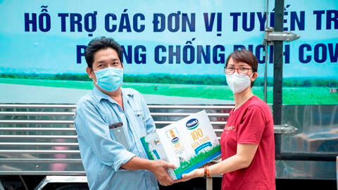 Vinamilk hỗ trợ 48.000 sản phẩm cho tổ công tác lấy mẫu, xét nghiệm của TP.HCM trong đợt dịch cao điểm