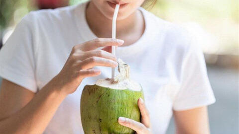 Thực hư thông tin uống nước dừa có nhanh khỏi COVID-19?