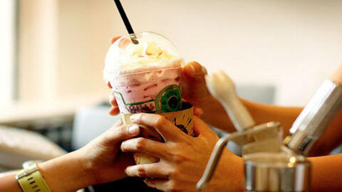 Các đại gia cà phê lần lượt đổ ra vỉa hè tranh giành khách bình dân