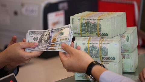 Giá USD ngân hàng chính thức lên 24.000 đồng