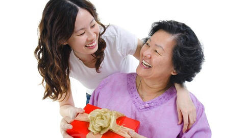 20/10 nên tặng gì để ghi điểm với mẹ chồng?