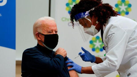 Ông Joe Biden tiêm vaccine trên truyền hình trực tiếp