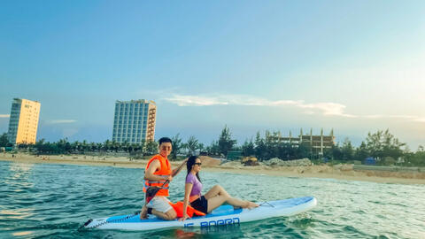 Giới trẻ ‘đi trốn’ mùa dịch giữa biển vắng